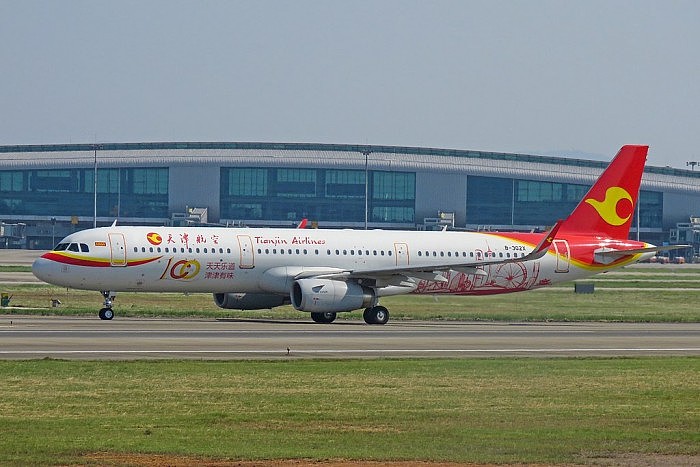 1024px-Tianjin_Airlines_A321_(B-302X)_@_CAN,_Sept_2018.jpg