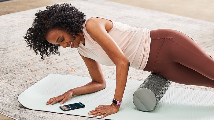 Fitbit推出Charge健身追踪器 增加心电图和压力水平扫描功能 - 1
