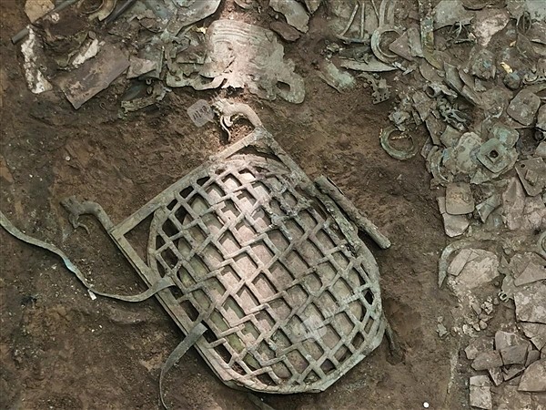 中国青铜时代首次出现：三星堆发现龟背形网格状器 内有整块玉 - 1