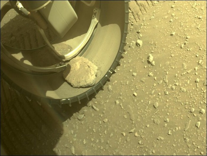 Mars-Perseverance-Rover-Rock-Wheel-777x584.jpg