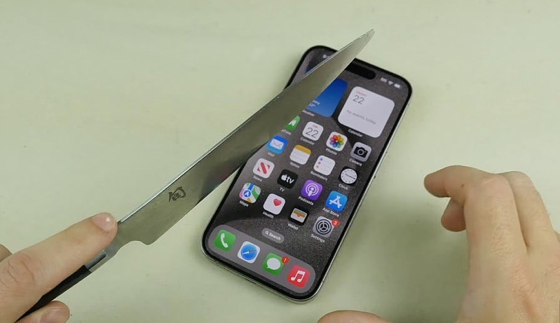 苹果 iPhone 15 Pro 耐用性测试：钛合金更容易出现划痕 - 1
