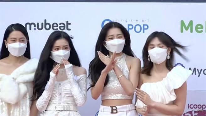 Red Velvet走紅毯突然被要求脫口罩拍照，5人一度尷尬笑比叉婉拒。(圖/ YouTube直播影片)