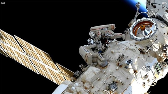 Spacewalkers-Oleg-Artemyev-and-Denis-Matveev-Configure-New-Robotic-Arm-768x432.jpg
