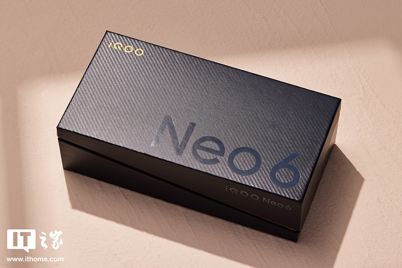【IT之家开箱】iQOO Neo6 图赏：“朋克”荔枝纹搭配胶片云阶摄像头 - 1