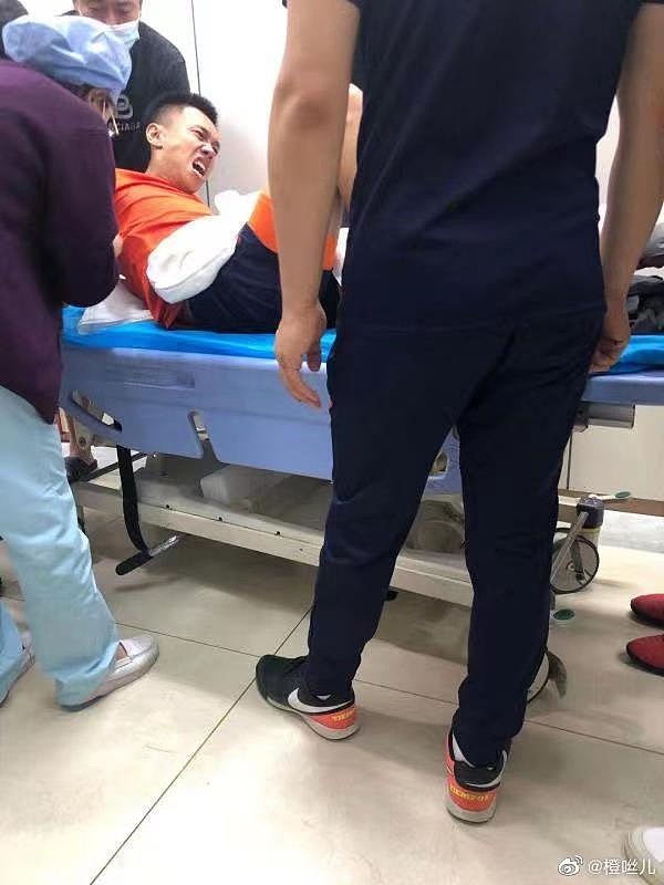 网传张弛训练中遭遇断腿重伤，记者：张驰确实训练中受伤 - 1
