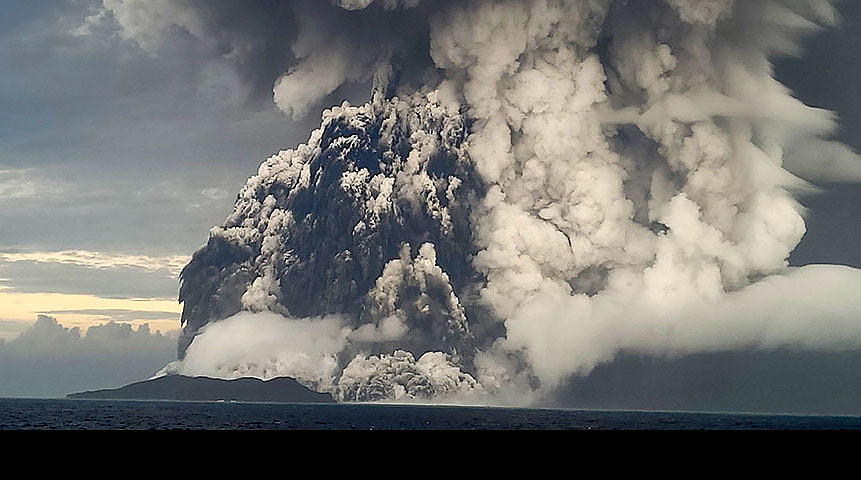 “与世隔绝”：汤加火山喷发致电缆切断，国王召集全国军人展开自救 - 1