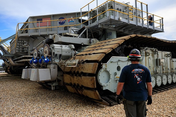 Crawler-Transporter-2-Roll-Into-VAB-for-Artemis-I-WDR-Rollout-scaled.jpg