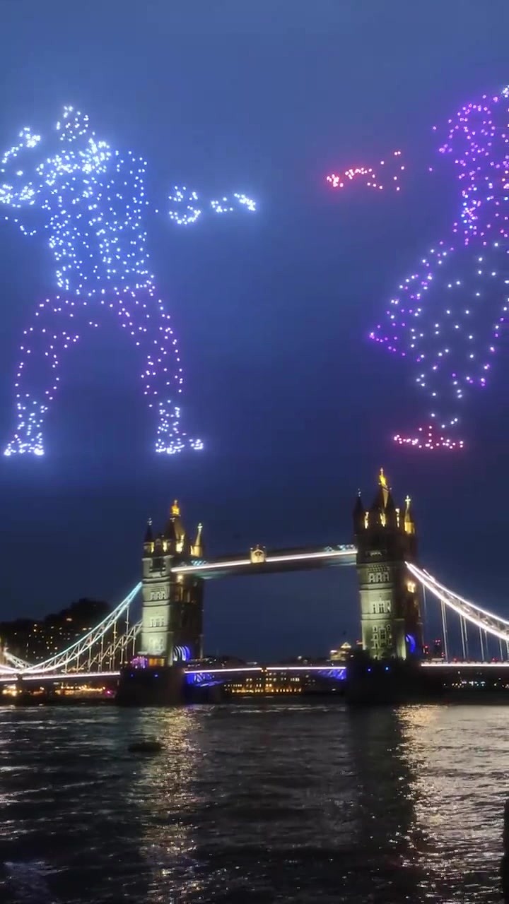 太美了~伦敦桥上空惊现《铁拳8》无人机表演 - 1