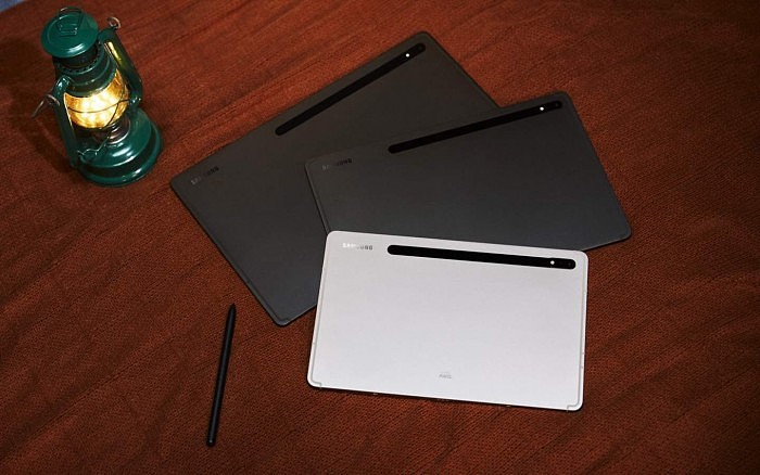 1-004_lifestyle_Tab-S8-Ultra_Graphite_Tab-S8__Graphite_Tab-S8_Silver_HI.jpg