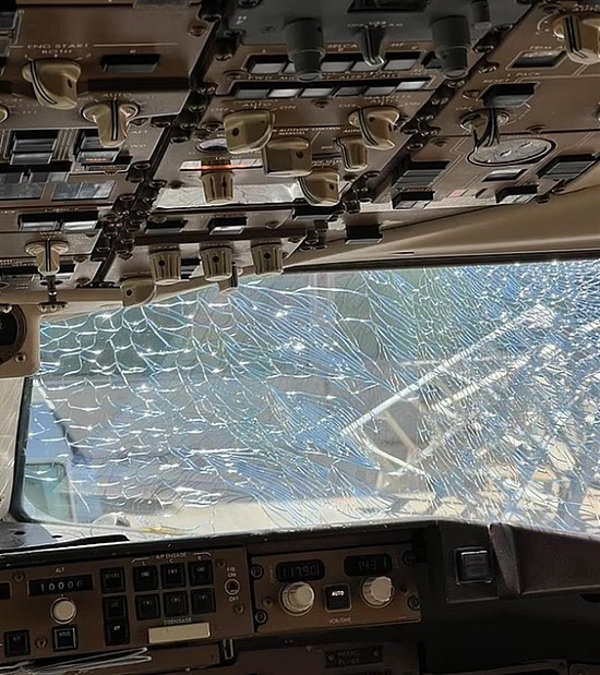 美国一架波音飞机挡风玻璃破裂，从万米高空紧急降落 - 2