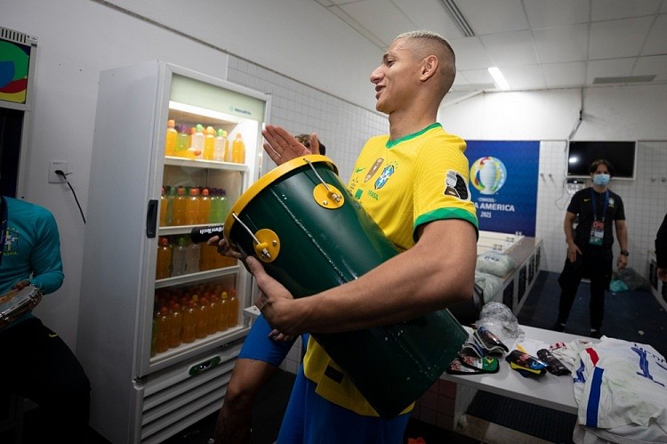 巴西队晒球员合奏照片：多么美好的一天，更衣室其乐融融 - 4