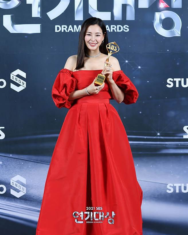 李荷妮婚後首度公開亮相，穿上大紅色禮服相當喜氣。（摘自SBS官方臉書）