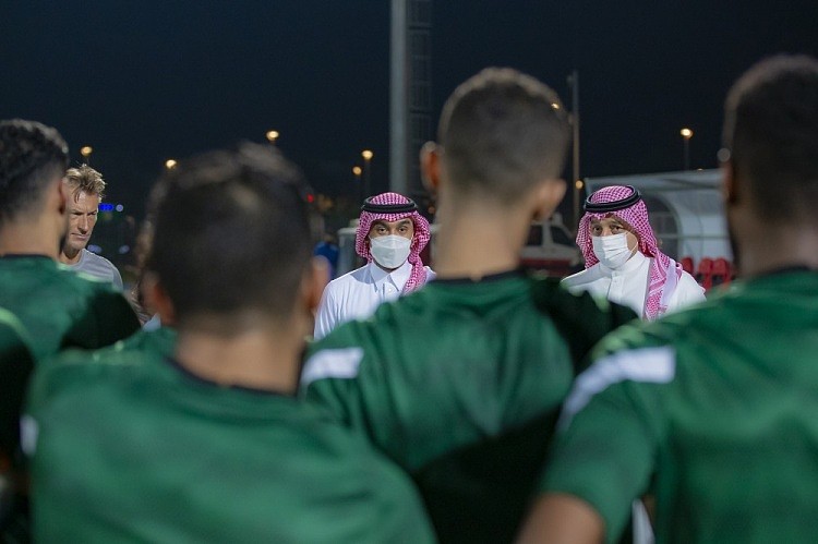 很重视！对中国赛前，沙特体育部部长现身训练场为沙特国脚打气 - 1