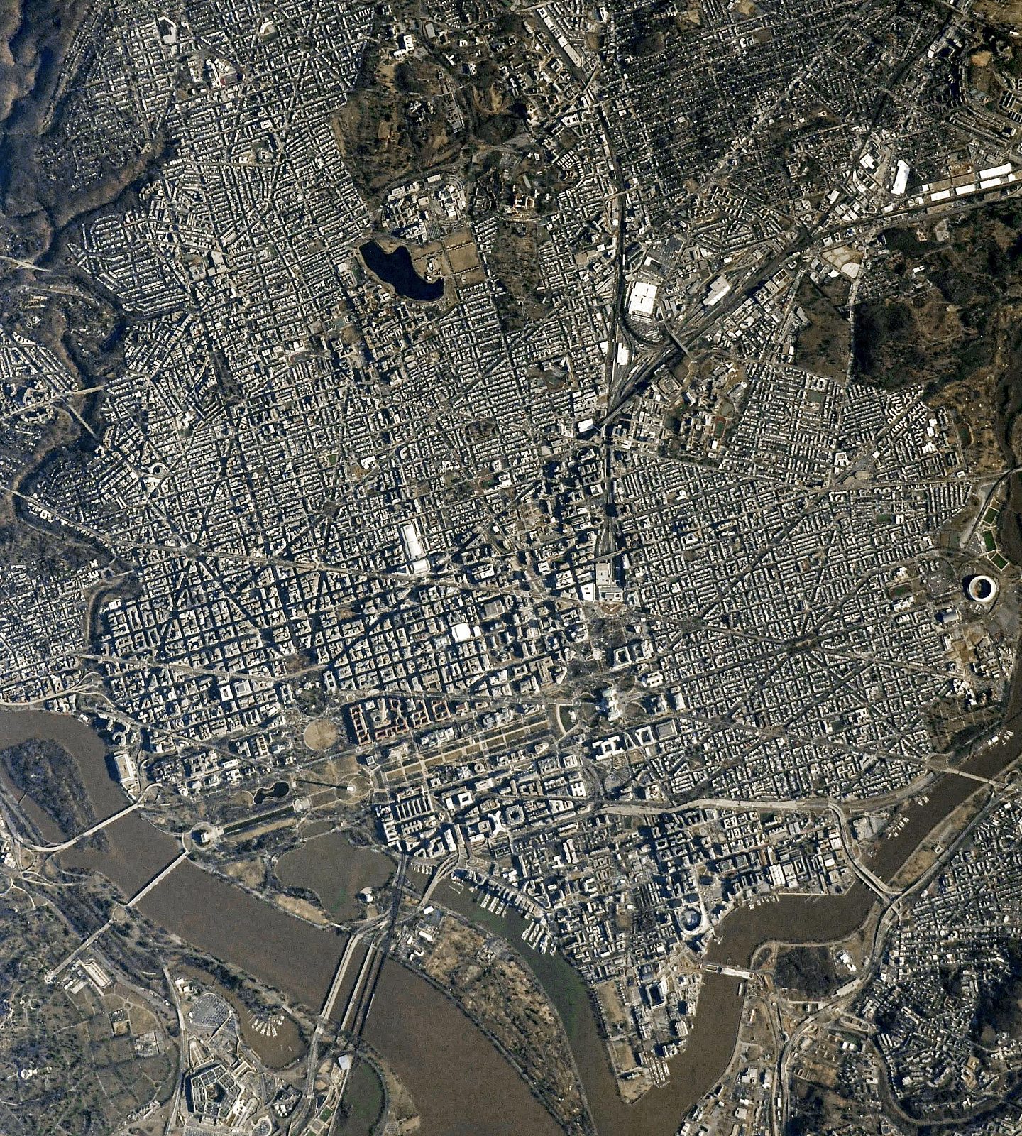 庆祝独立日 美国宇航员展示从空间站捕捉的首都核心区域的照片 - 1