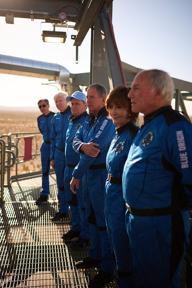 蓝色起源第四次太空游：6名游客抵达太空边缘 包括一对企业家夫妇 - 5