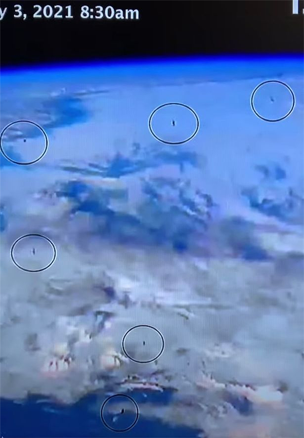 国际空间站直播中拍到十个神秘物体 网友：外星人的黑骑士卫星 - 1