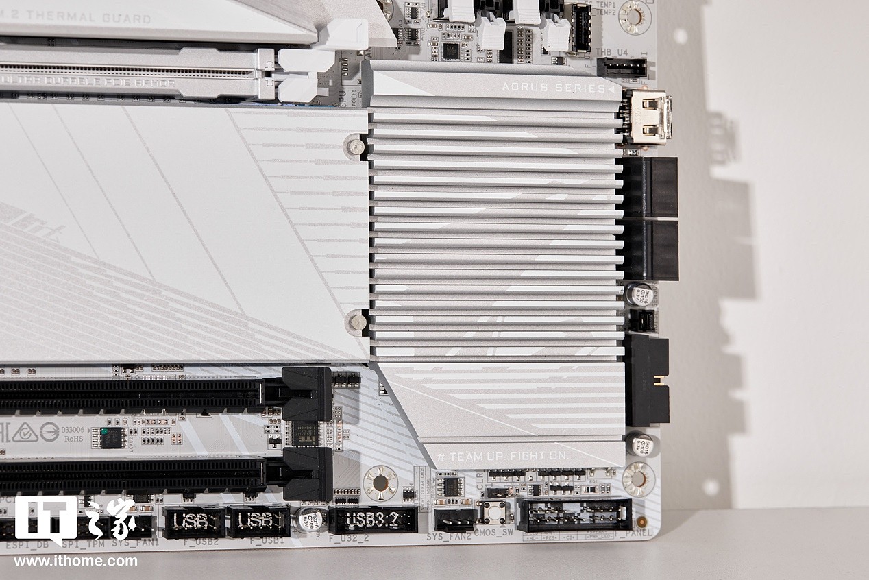 【IT之家开箱】技嘉 X670E AORUS PRO AX 冰雕X主板图赏：AMD平台独一无二的纯白旗舰主板 - 10
