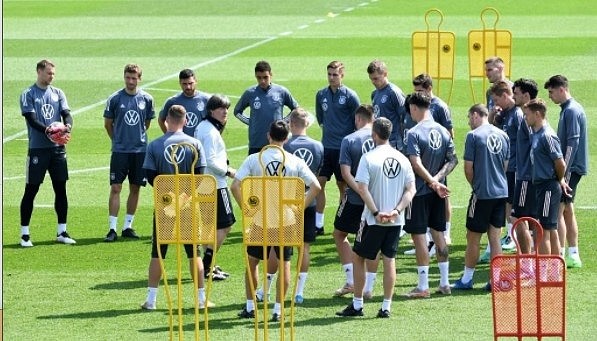 除了后卫克洛斯特曼，德国队其他球员均参加了今天的训练