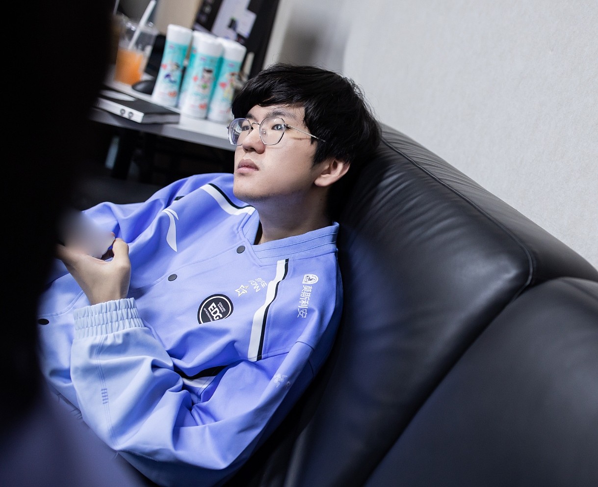 EDG公告：Jiejie选手身体恢复良好，昨日顺利出院 与家人一同返回 - 1