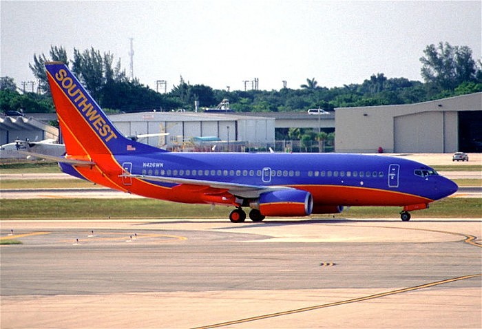 800px-247dk_-_Southwest_Airlines_Boeing_737-7H4,_N426WN@FLL,20.07.2003_-_Flickr_-_Aero_Icarus.jpg
