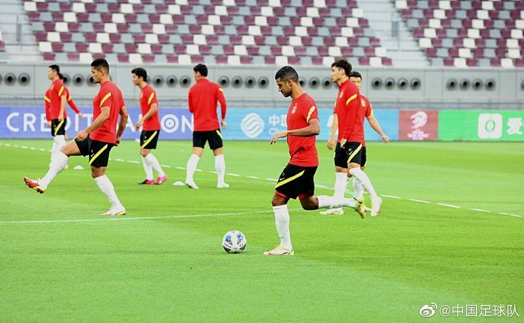 中国足球队：全队32名球员全部参加了合练，积极备战7日的比赛 - 1