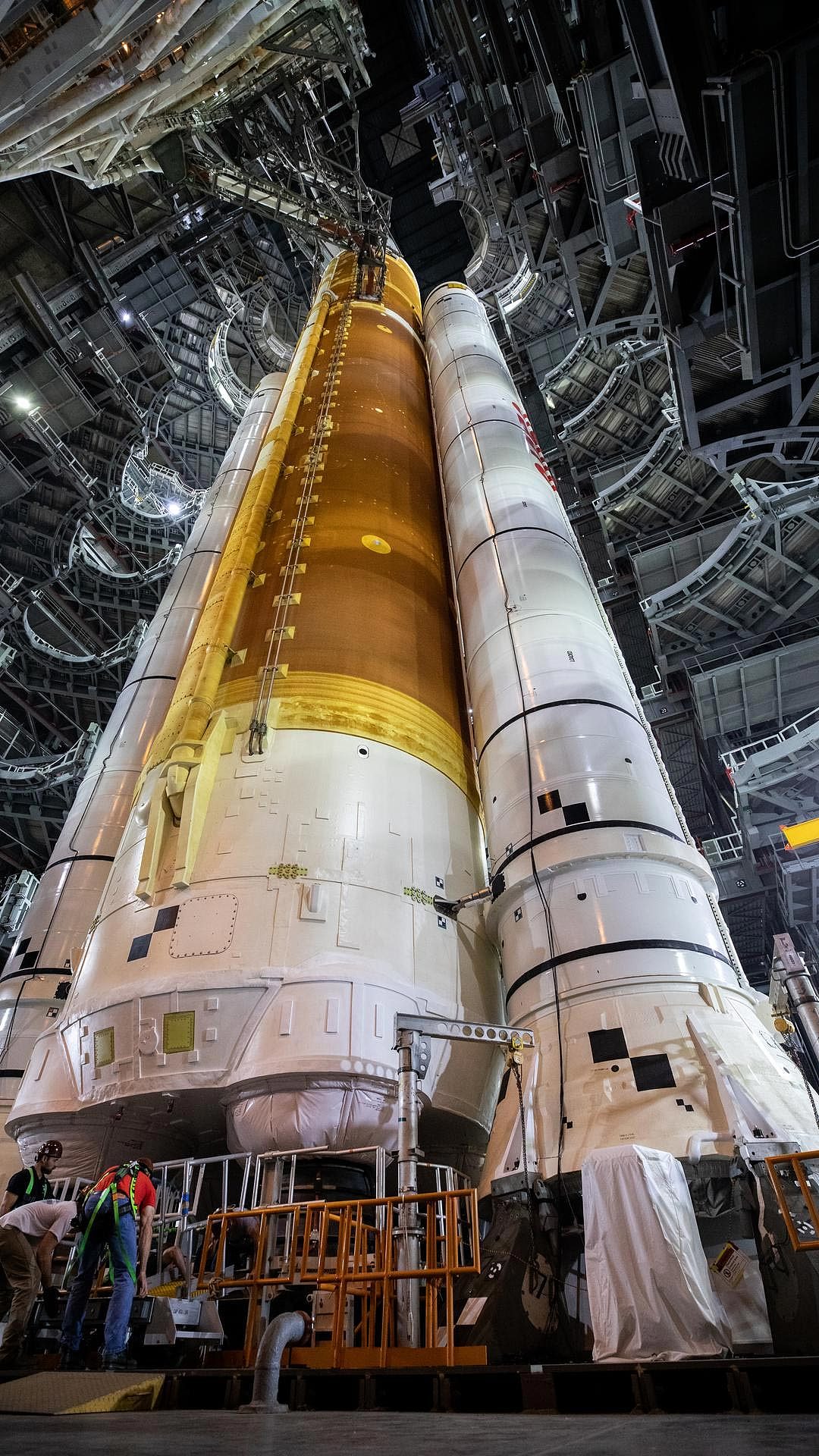 NASA Artemis I月球火箭已准备好推至发射台 - 1