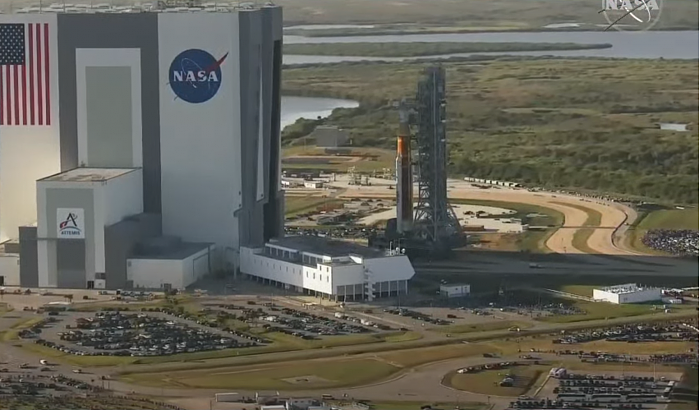NASA巨型登月火箭SLS正式出厂 将“龟速”运往发射台 - 2