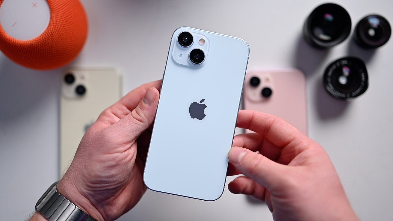 苹果四款 iPhone 15 机模上手：标准版色调更淡、Pro 版主打蓝色 - 4