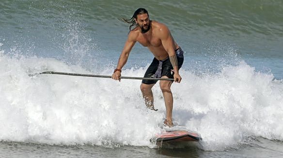 42岁杰森·莫玛海边冲浪秀肌肉 网友：低成本海王COS - 7