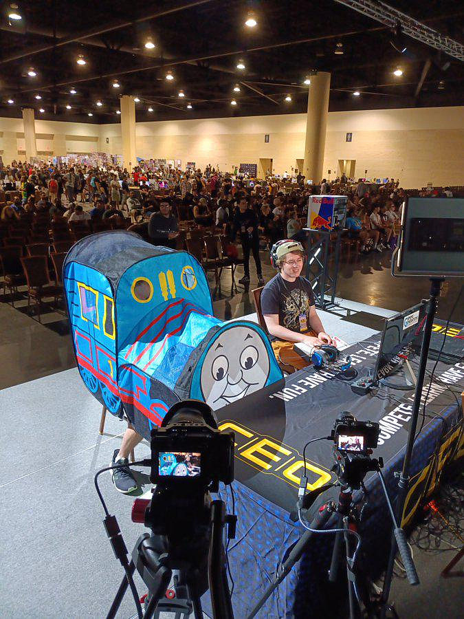 这能看得到屏幕么?选手打扮成托马斯小火车参加格斗游戏比赛 - 1