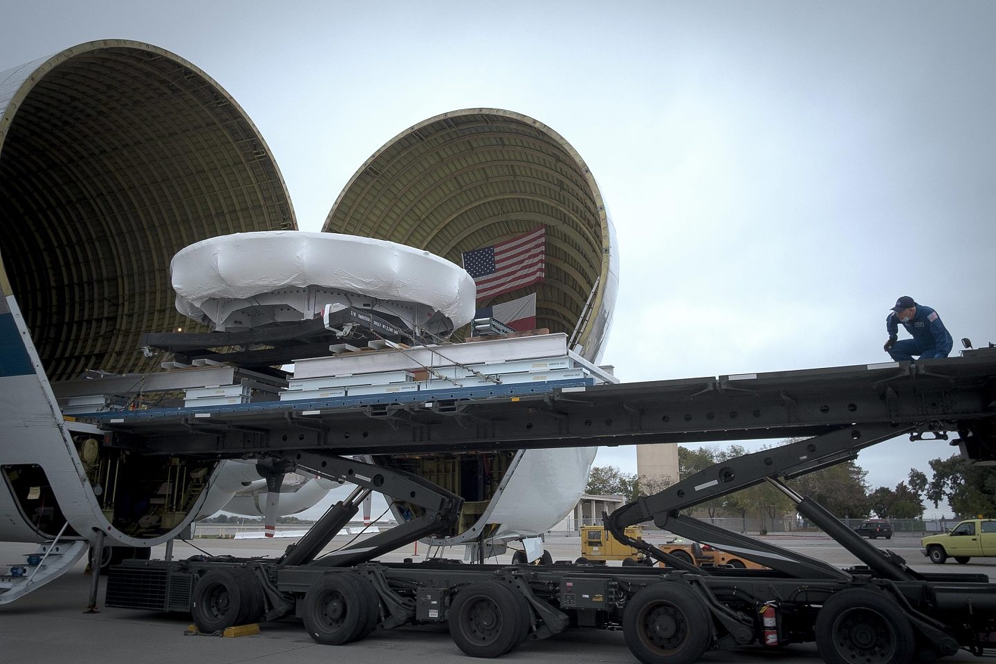 NASA“Super Guppy”巨型运输机带着阿特米斯登月任务的关键部件抵达加州 - 2