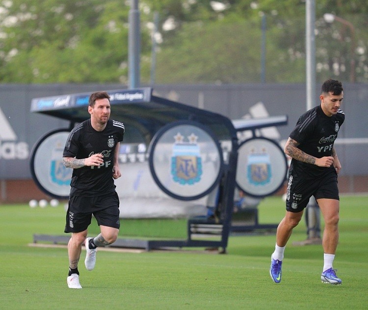 阿根廷国家队首堂训练课，梅西与帕雷德斯慢跑训练 - 1