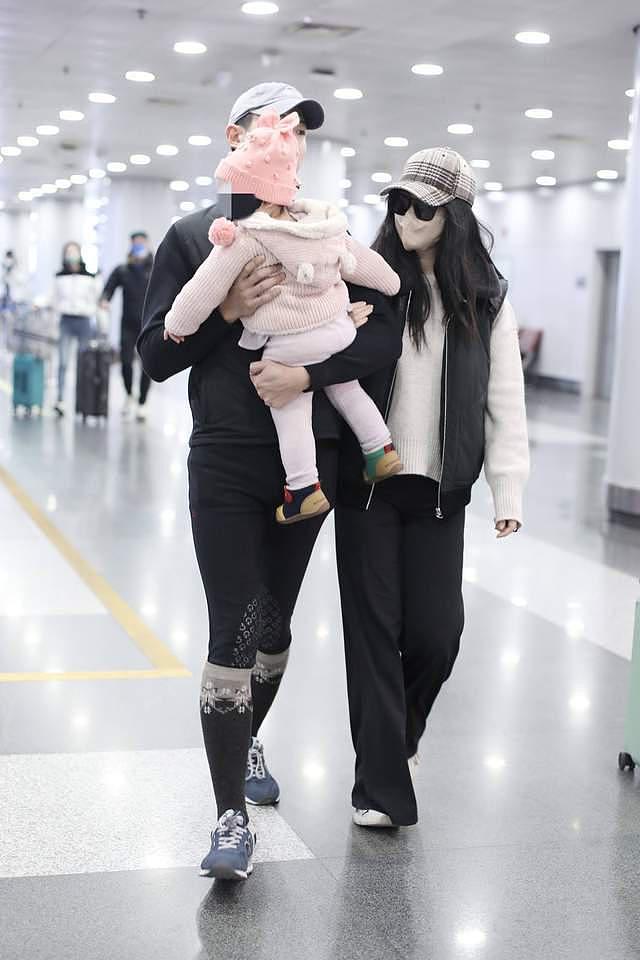 朱珠一家三口现身机场，王昀佳全程抱娃，和一岁女儿都未戴口罩 - 2
