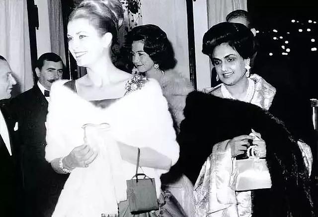 印度最奢侈的王妃：逛街一次花1000万美元，地毯上镶满珍珠和钻石 - 15