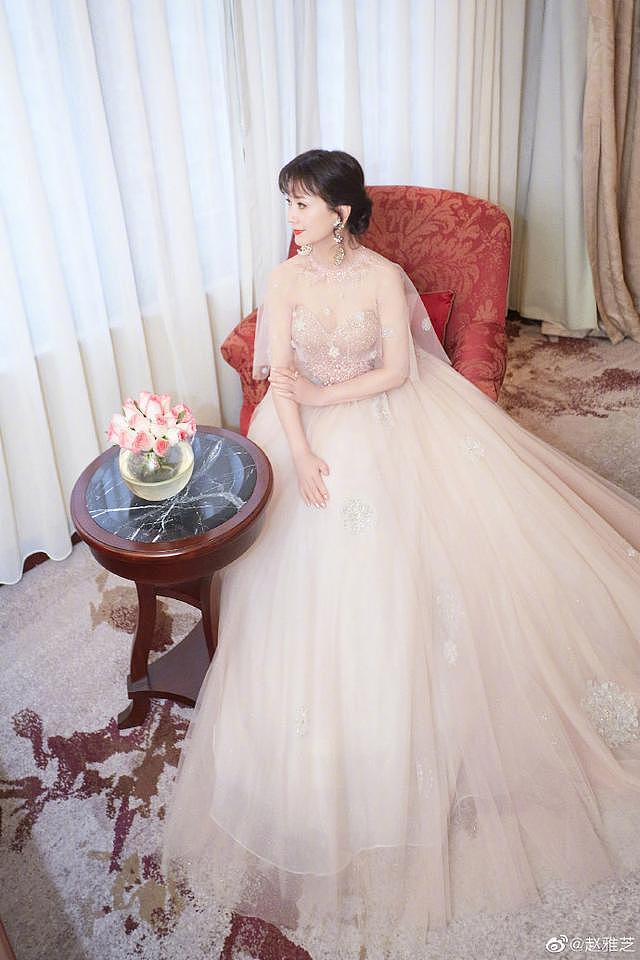 赵雅芝分享九宫格写真 粉色星光长裙尽显大气优雅 - 2