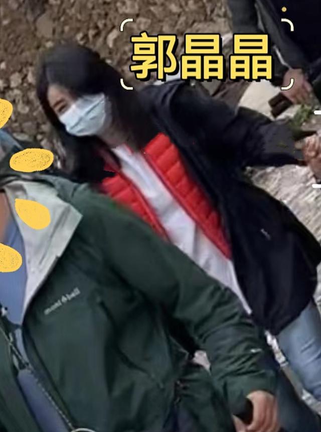 郭晶晶夫妇牵2个女儿游丽江，霍启刚母亲和郭妈妈一路同行好和睦 - 8