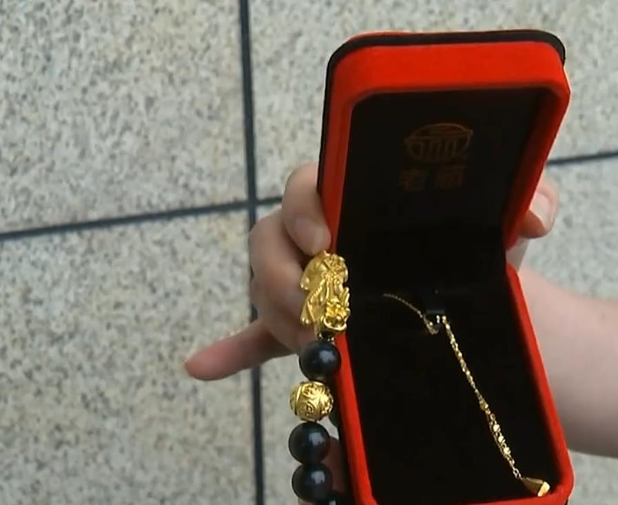 女子21.9克的足金手链，换两件首饰反而亏了，珠宝店：这是3D工艺 - 1