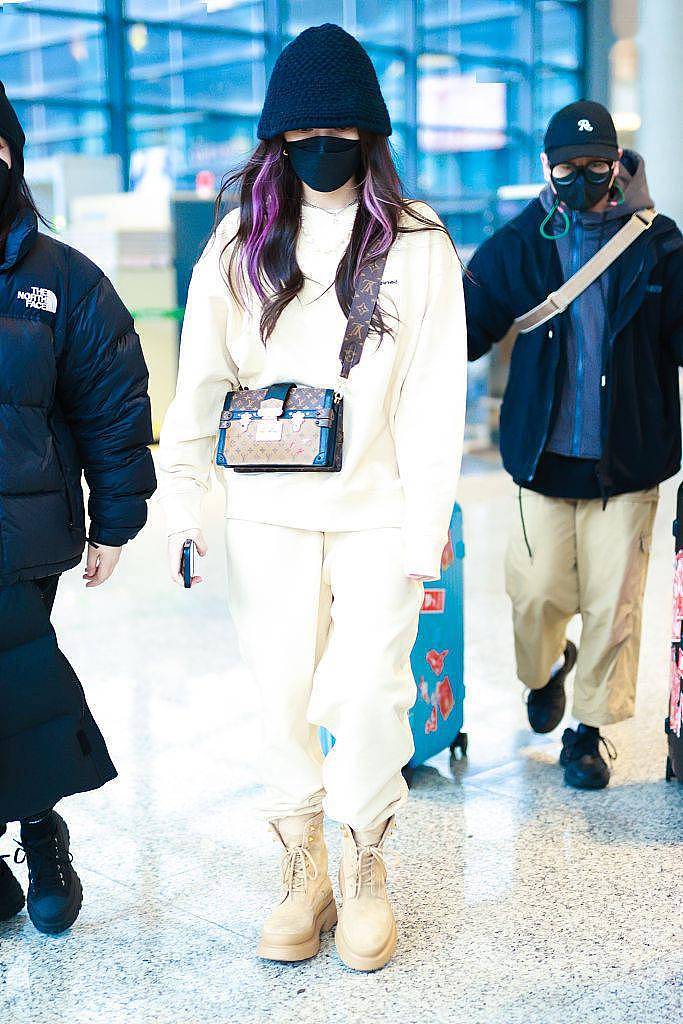 孟佳挑染紫发潮酷满分 穿奶油色卫衣背LV盒子包 - 4
