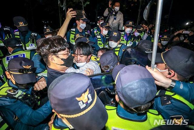 拜登下榻酒店外，韩国学生与警察爆发激烈冲突 - 1