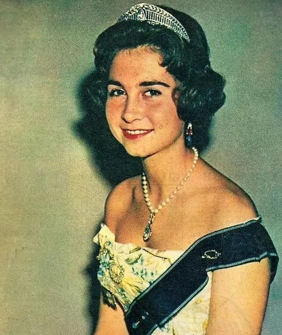 西班牙王室3顶王冠：莱蒂齐亚自信耀眼，却不及公主婆婆温婉高贵 - 14
