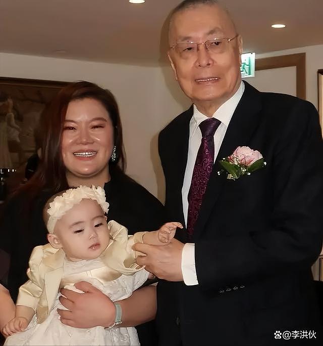 84 岁刘诗昆再当爹！47 岁妻子诞下二胎儿子，开心晒合照 - 7