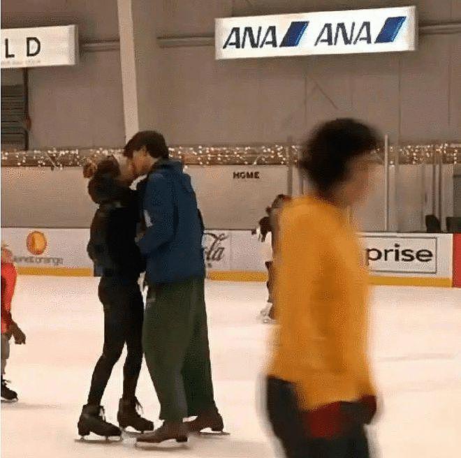 谈恋爱了？谷爱凌在滑冰场与男子牵手接吻好甜蜜 - 2