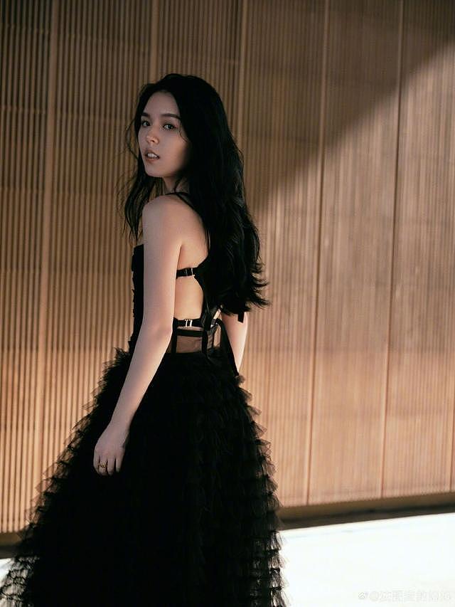 李咏 21 岁女儿首次公开活动 黑色露背裙身材线条优越 - 1