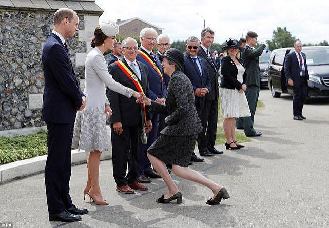 凯特王妃重穿旧白色西装，接受年长女士的屈膝礼惹争议 - 8