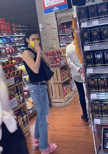 张柏芝逛超市被网友偶遇 路人镜头下脸和身材依旧完美 - 3