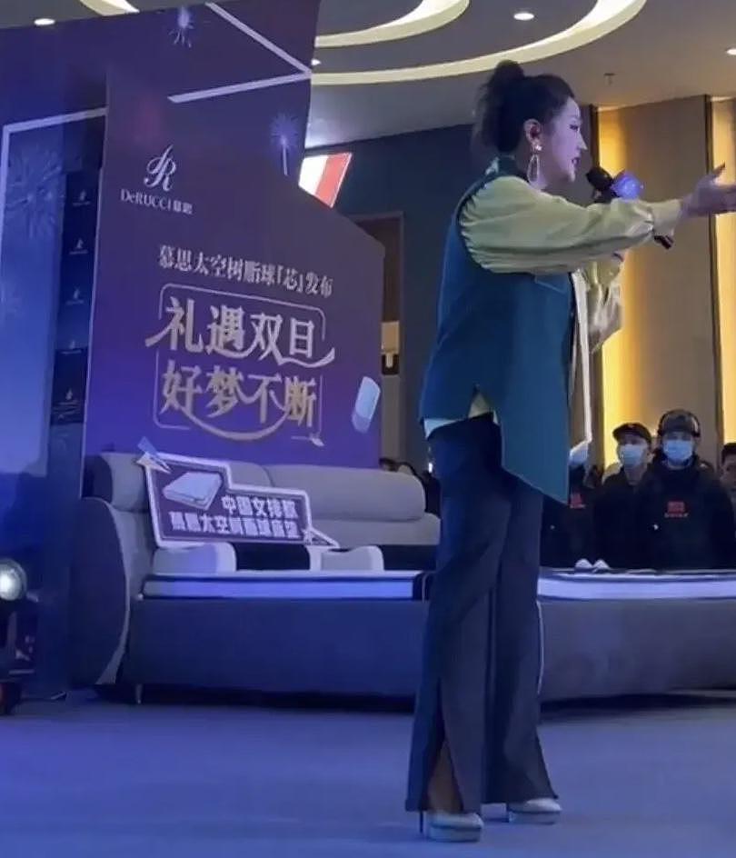 何洁现身商演捞金，身材圆润脸部发福，养三娃不易四处走穴 - 2