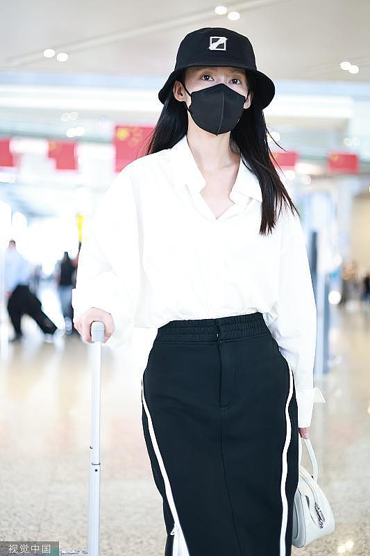 李沁身穿白色衬衫搭配黑色长裙现身 低调简约轻时尚 - 2