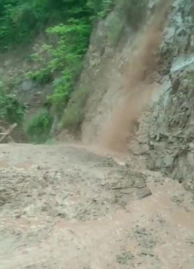 四川 4 名学生上学遇泥石流，路过司机手刨 20 多分钟救人 - 3