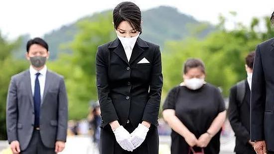 韩第一夫人独自给卢武铉扫墓，什么情况？ - 1