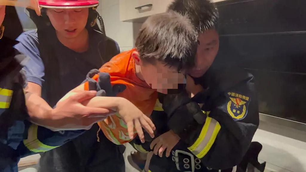 惊险！湖南 8 岁男孩 25 楼“躲猫猫”，不慎 ... 消防紧急提醒 - 2